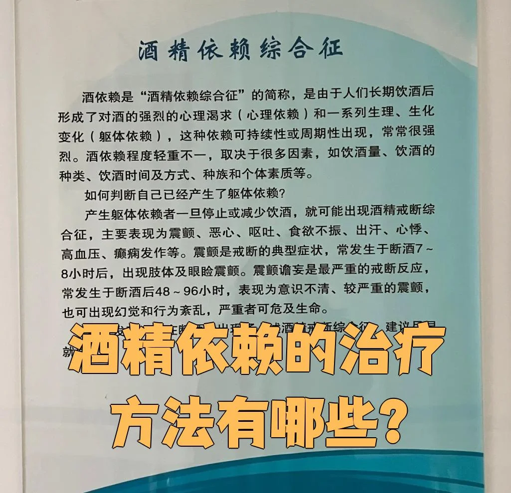 酿酒师在南楼山酿酒坊内，手捧清水，分享健康戒酒的理念_1