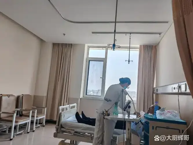 一双告别酒杯的手，象征着戒酒的决心与新的开始_1