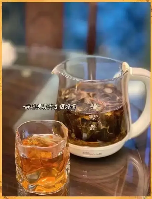 金线莲与枸杞红枣泡酒的实物展示：玻璃罐中金线莲、枸杞、红枣在琥珀色酒液中清晰可见。_1