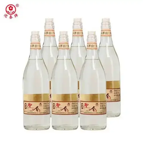 传统酿酒坊工作台，展示酿酒原料酒曲与高粱_1