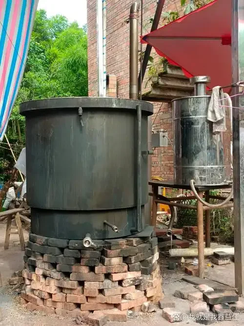 传统柴火酿酒设备工作场景实拍，炉火正旺，蒸汽升腾，展现传统酿酒工艺的魅力。_1
