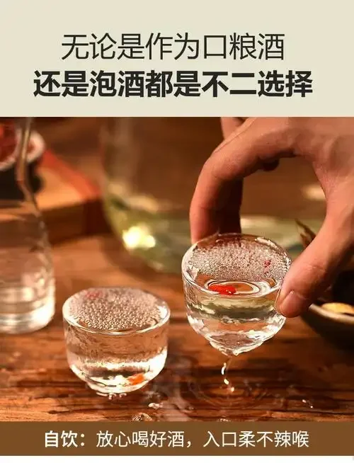 一个密封良好的玻璃酒坛，放置在阴凉干燥的木架上，旁边有温湿度计，展示了理想的家庭散装白酒储存环境。_1