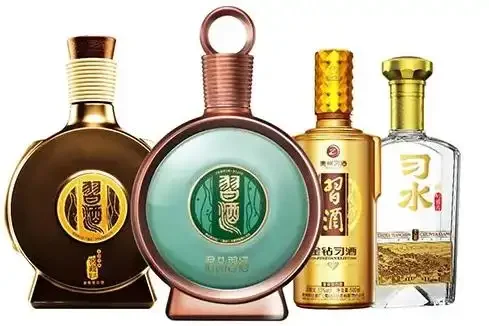 老泥窖窖池特写与绿宝泥窖酒瓶，展示酿造环境与成品_1