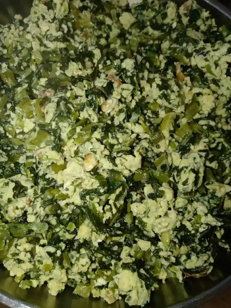 传统酿酒环境中，一碗用米酒炒好的金黄色鸡蛋，用于辅助发酵过程_1
