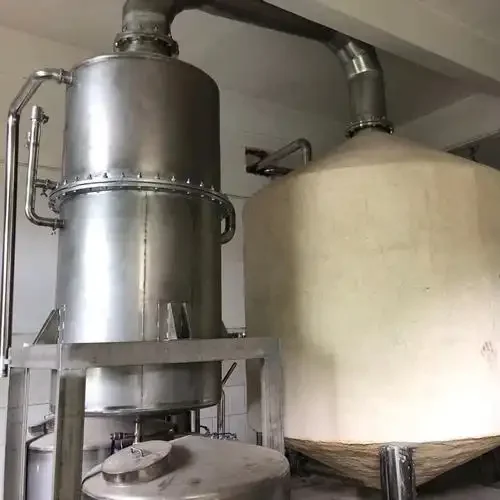 现代化小型白酒酿酒车间内部，展示不锈钢蒸馏设备、发酵罐及测量工具_1