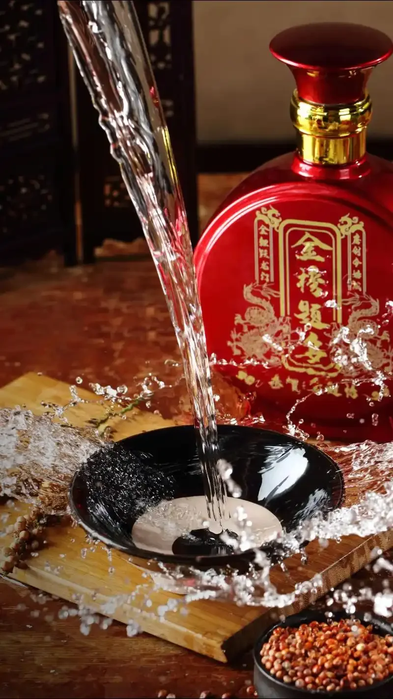 酿酒师在讲解定制纯粮食酒时如何选择不同粮食和酒曲_1