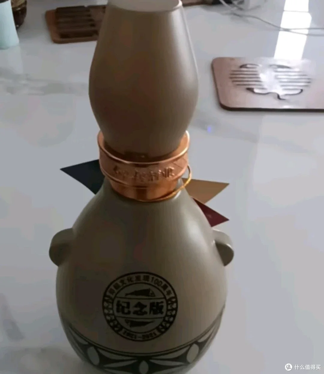 真假彩陶坊酒对比特写：左侧真品瓶身彩陶细腻，瓶盖精致；右侧仿品粗糙，图案模糊，便于消费者直观辨别。_1
