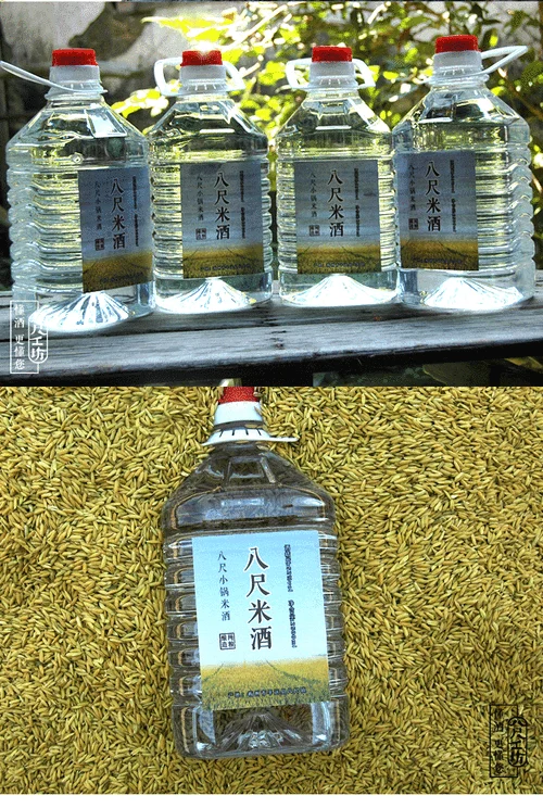 酿酒师傅在传统作坊中用木勺舀取原浆散装白酒，酒液晶莹，陶缸上贴着“原浆”标签。_1