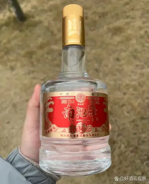酿酒师在传统作坊中检查高粱酒发酵过程_1