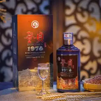 酿酒师正在传统窖池中检查并翻动纯粮酱香型白酒的酒醅，展示固态发酵的关键过程。_1