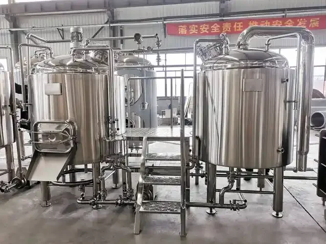 家用自酿啤酒设备实物展示：不锈钢糖化煮沸桶与发酵罐，旁边摆放着麦芽和啤酒花原料_1