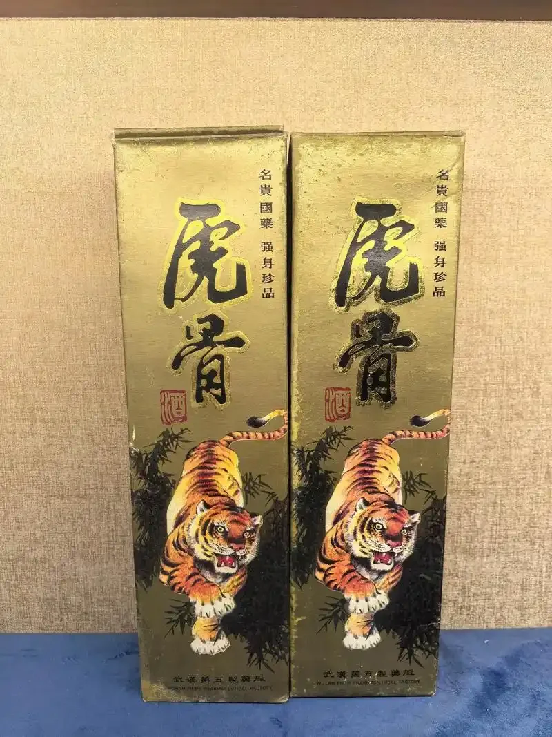 传统药酒泡制场景：透明玻璃罐中浸泡着多种中药材的琥珀色酒液，展示合规药酒的泡制过程。_1