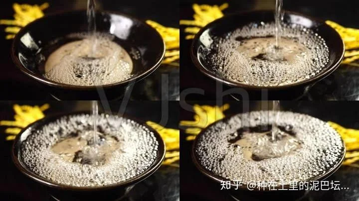 纯粮白酒倒入玻璃杯中产生细密均匀酒花的特写照片_1