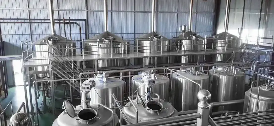 小型精酿啤酒设备实景图，展示不锈钢发酵罐和糖化锅等核心部件。_1
