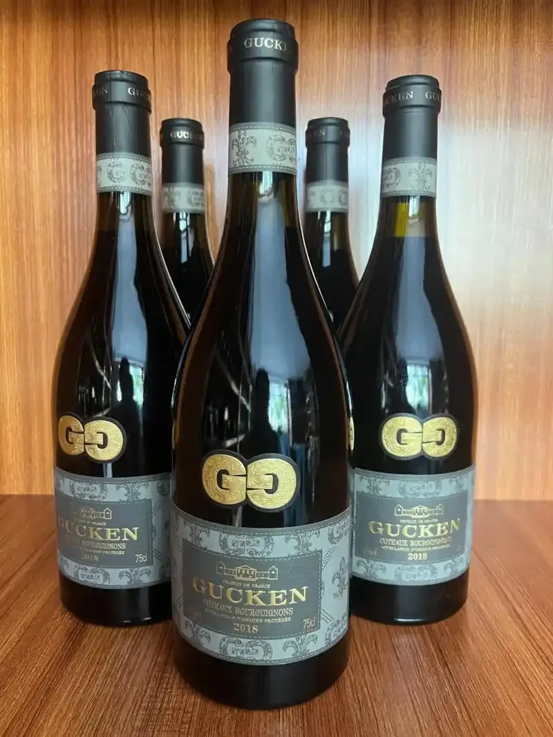 酿酒师在酒窖中品鉴刚酿造的干红葡萄酒，背景可见橡木桶。_1