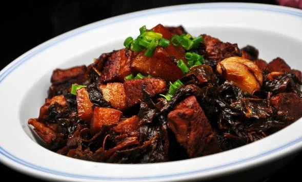 家庭酿酒场景：干净的玻璃发酵罐、酿酒笔记和工具，展示安全自酿过程_1