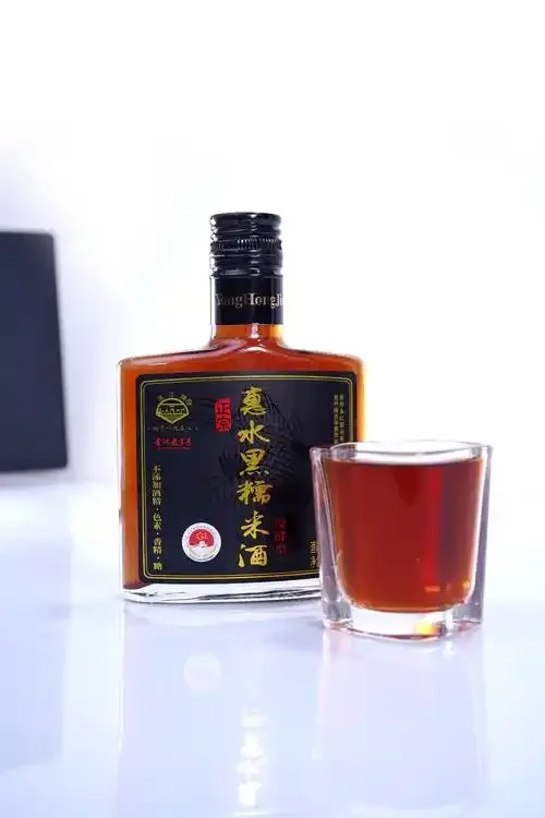 清澈透明白酒与淡琥珀色纯粮食酒的对比图，展示白酒颜色的自然差异_1