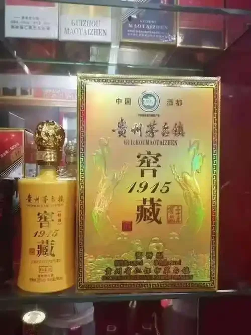 贵州赤水河产区酱香酒窖内，陈年陶坛静置储存，光线与微尘营造出传统酿造的氛围感_1