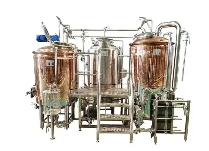 南楼山酿酒师在小型酒厂查看不锈钢酿酒蒸馏设备的工作场景，环境整洁专业。_1