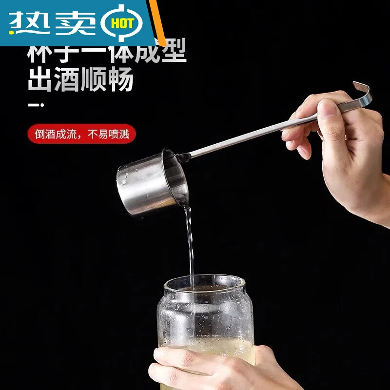 家庭自酿提子酒过程展示：装满紫色提子的玻璃罐正在发酵，旁边是新鲜提子和白砂糖。_1