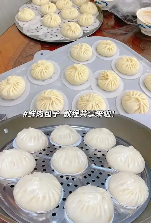 自制甜酒酿与完美醒发面团的对比特写，展示甜酒发面的成功状态。_1