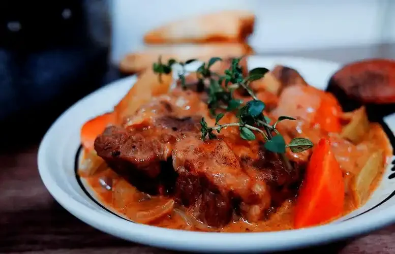 家庭酿造红酒过程特写：双手在玻璃罐中按压破碎的葡萄进行发酵启动_1