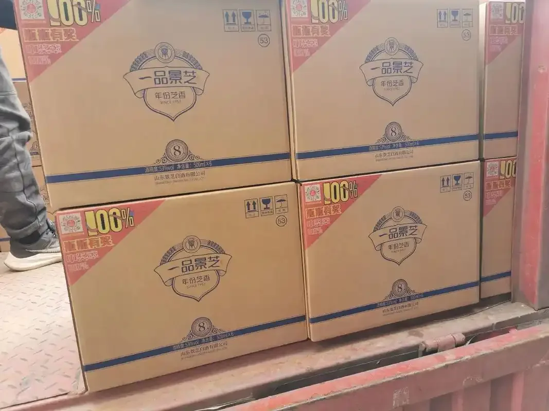 酿酒师从传统陶缸中舀取芝麻香型白酒，展示核心酿造环节_1