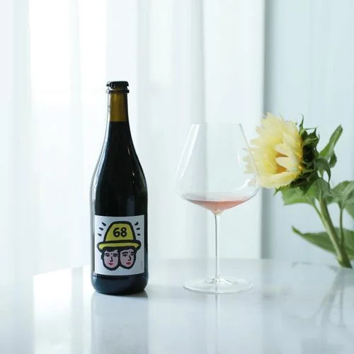 特瑞莎珍藏红葡萄酒酿造元素特写：醒酒器中的红葡萄酒、葡萄、橡木片及酿酒工具_1