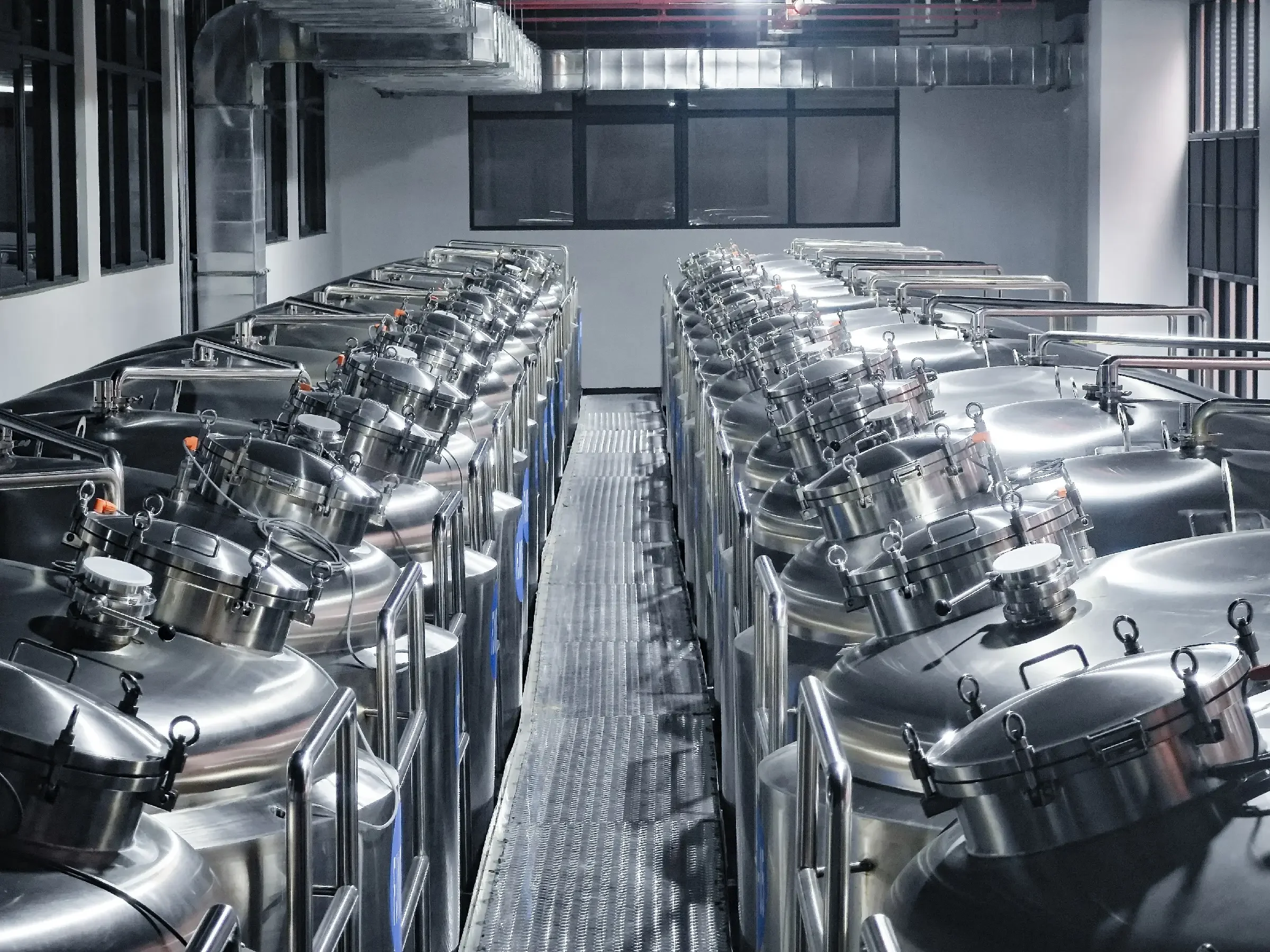 家庭酿酒爱好者在小型酿造车间操作不锈钢精酿啤酒设备_1