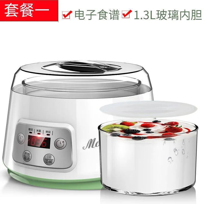 酸奶机内胆中盛满糯米饭并撒上酒曲的俯拍特写，展示米酒制作的关键步骤。_1