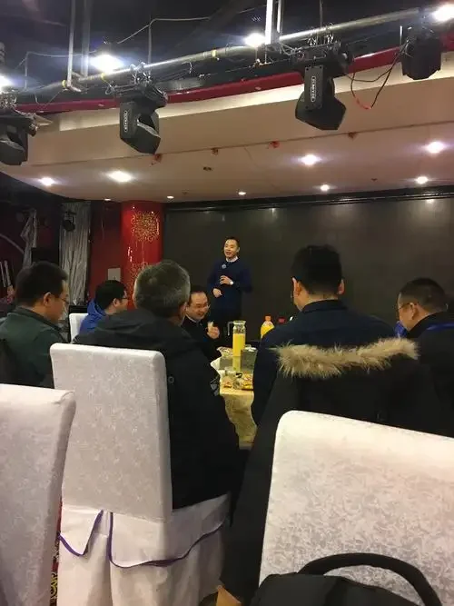 专业酒窖中，酿酒师正在检查陶坛陈酿的白酒封口状况_1