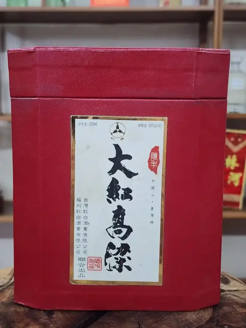 酿酒师捧起优质红高粱米，展示纯粮酿造的核心原料_1