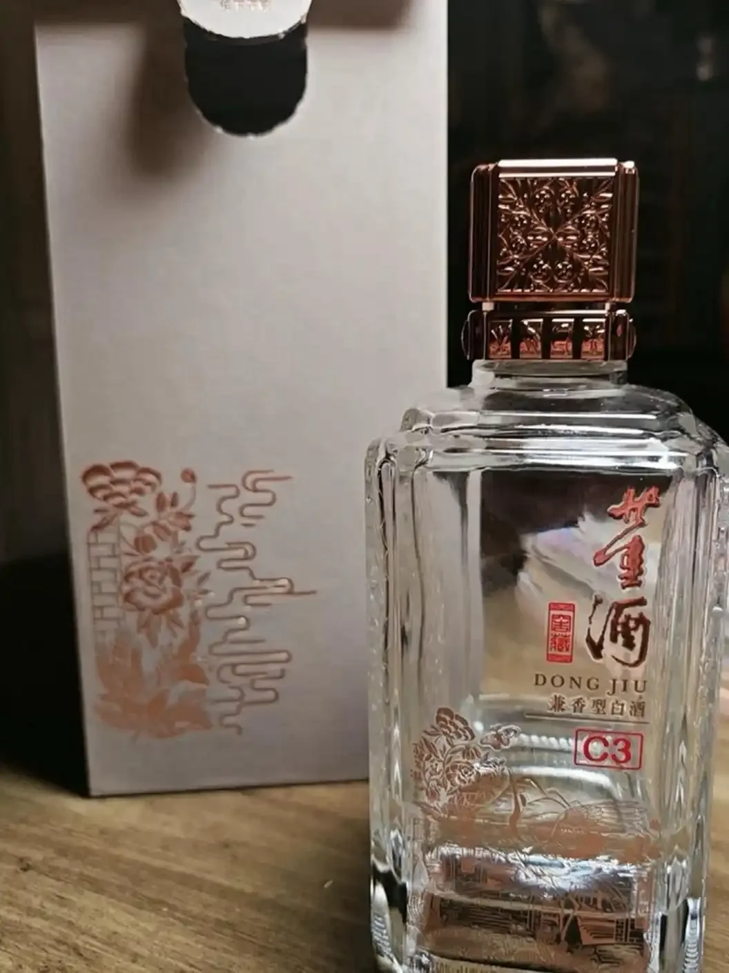 家庭酿酒场景：蒸馏出酒瞬间，清澈酒液流入陶坛，背景为酿酒原料与工具_1