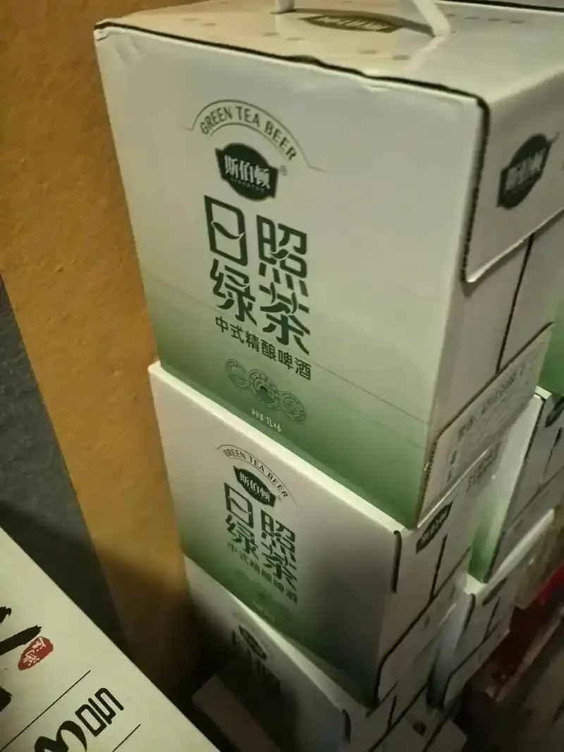 绿茶精酿啤酒酿造原料展示：龙井茶、麦芽、啤酒花与酿造锅_1