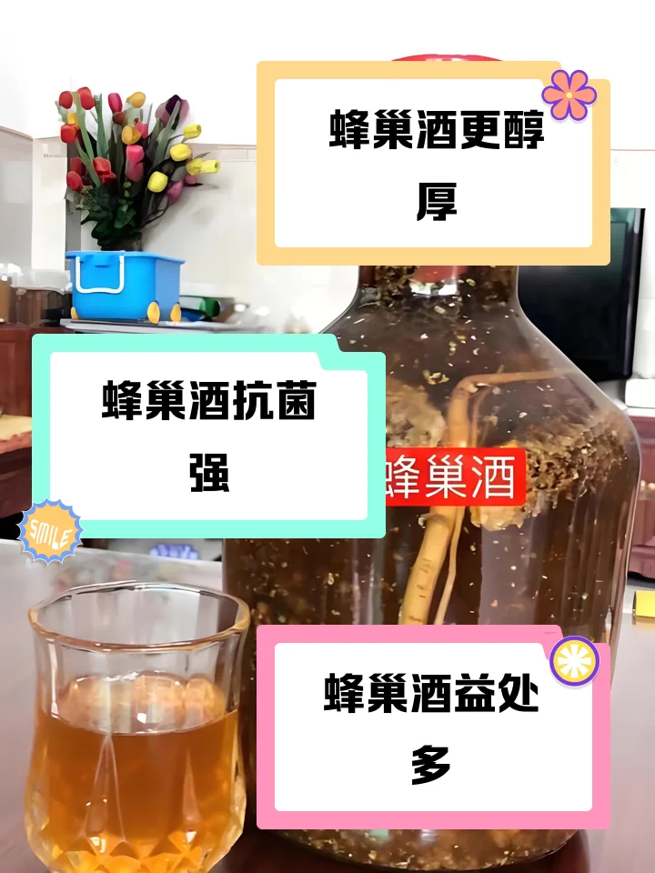 一瓶装有马蜂的蜂子泡酒，液体呈琥珀色，马蜂清晰可见，背景为木质桌面。_1