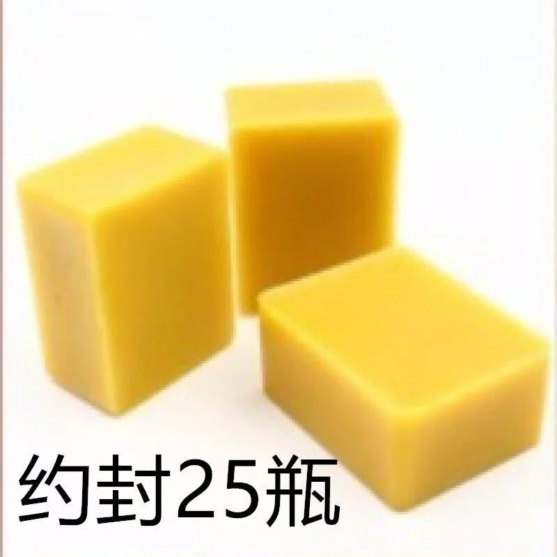 白酒瓶口封蜡操作特写，展示液态蜂蜡被均匀涂抹在瓶盖与瓶口接缝处的过程。_1
