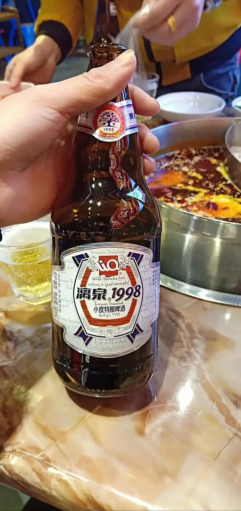 家庭酿造仁和三千啤酒所需的主要原料与设备：麦芽、啤酒花、酵母、糖化桶和发酵罐。_1
