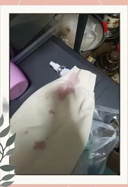 白色衬衫上的新鲜红酒渍及家庭常用清洁材料：食盐、白醋、小苏打、喷雾瓶_1