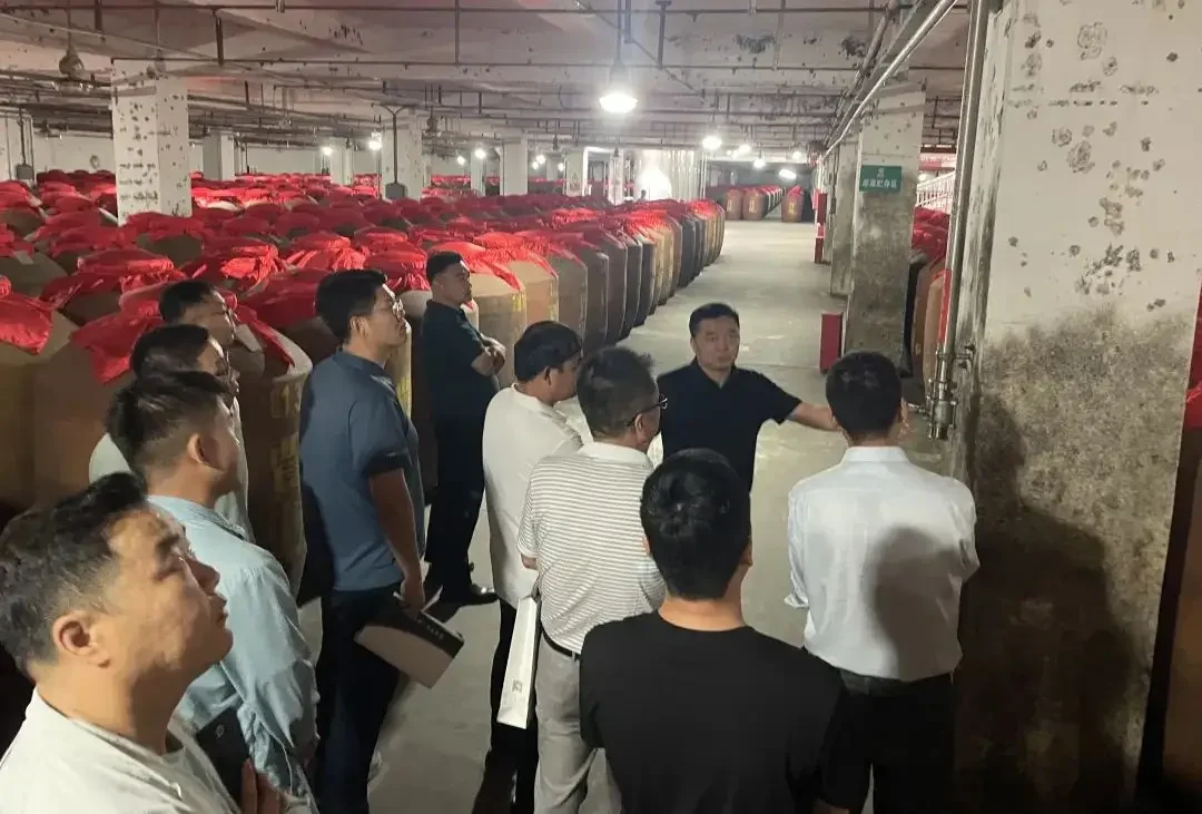 专业名酒鉴定现场：使用放大镜和手电筒检查茅台酒瓶盖细节_1