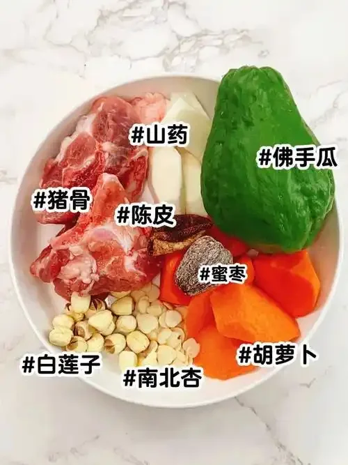 家庭佛手瓜酒酿造过程：透明发酵罐内佛手瓜切片正在发酵，旁边摆放着新鲜佛手瓜、酒曲等原料。_1