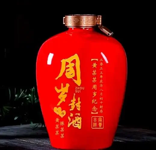 周岁封酒仪式场景:贴有红色封条的陶瓷酒坛与文房四宝静物组合_1