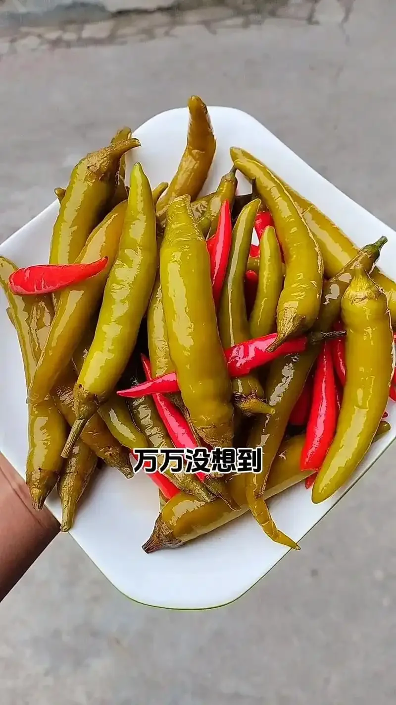玻璃罐中辣椒泡酒的特写，展示了传统偏方的制作原料。_1