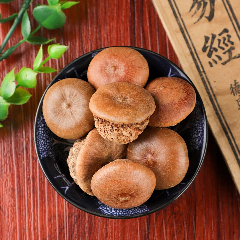 家庭自制阴阳果泡酒展示：玻璃罐中浸泡的红色阴阳果与散落在木质桌面上的新鲜果实特写_1