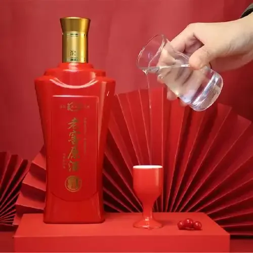 婚宴桌上摆放的喜庆红色主题白酒与精致餐具，营造出温馨、体面的宴会氛围_1