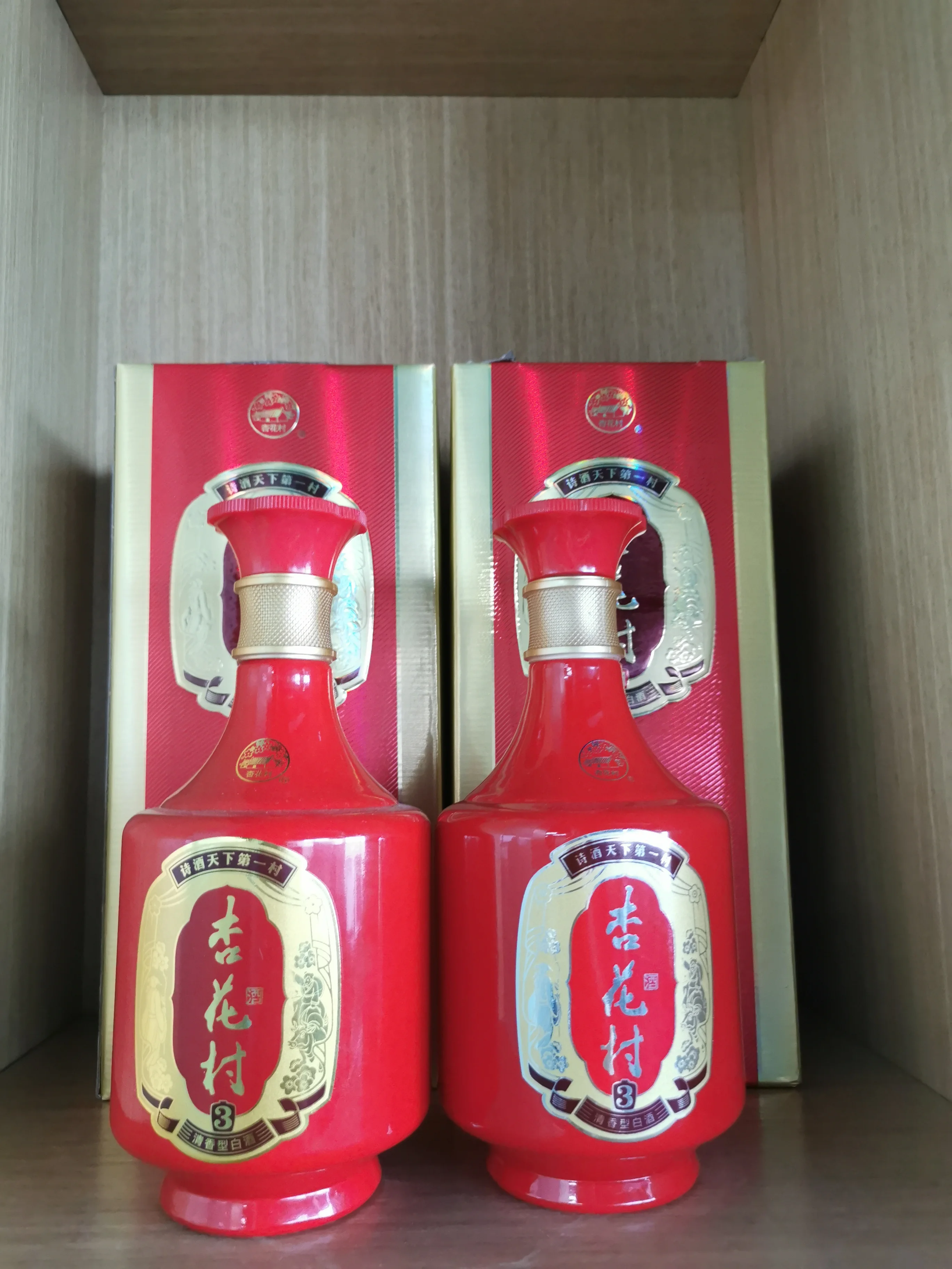 资深酿酒师解读印有编号126760的白酒瓶和配料表，背景为传统酒窖_1