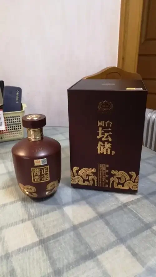 茅台镇传统酒窖内部实景，展示窖泥与封坛陈酿的白酒_1