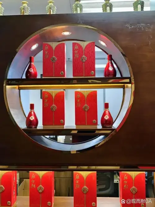 家庭酒柜内景，温湿度计显示理想的15°C和65%湿度，白酒被妥善储藏。_1