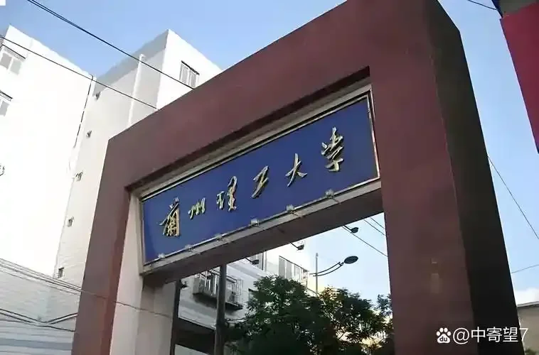 酿酒工程专业相关书籍与实验器具，展现专业学习的氛围_1