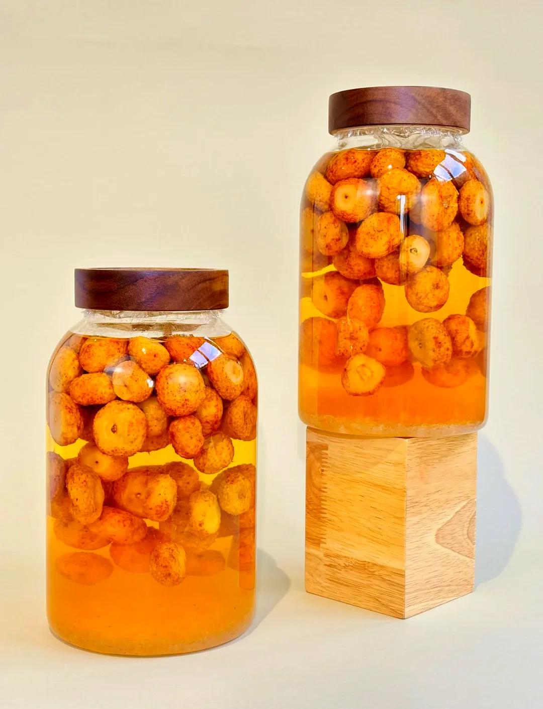 家庭自制刺梨泡酒成品展示，金黄色酒液与果实清晰可见_1