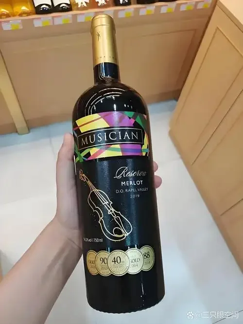 酿酒师在酒窖中检查梅洛葡萄醪的发酵温度，背景可见橡木桶。_1